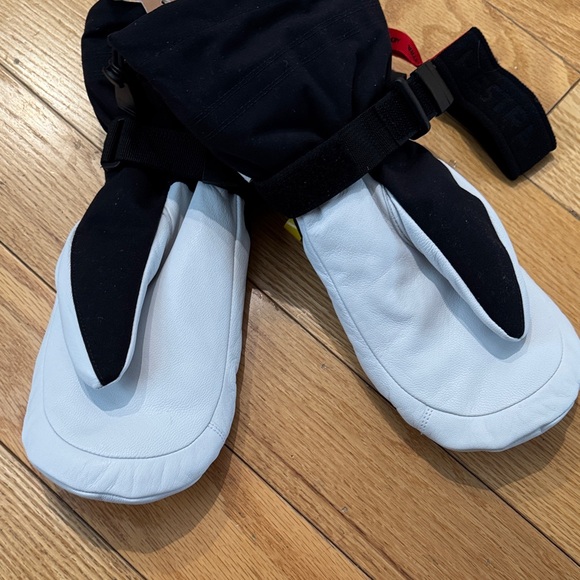 Hestra Alpine Pro Heli Ski Women’s Mittens in Black and White - Picture 4 of 7